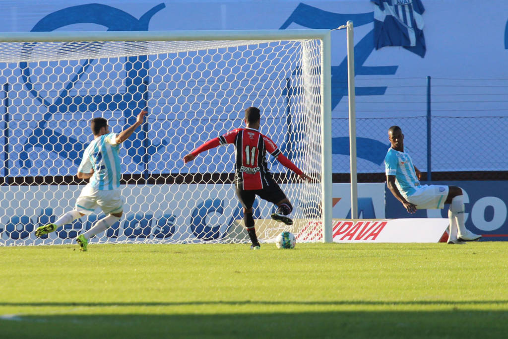 Carlos Alberto marcou o único gol da partida, que deu a vitória ao Joinville (Foto: Divulgação/JEC)