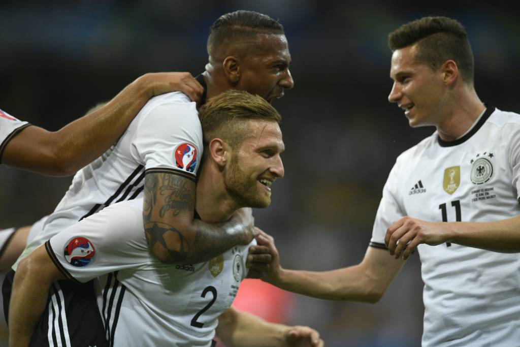 Mustafi comemora o gol que abriu o placar em Lille, na vitória da Alemanha por 2 a 0 sobre a Ucrânia (Foto: Martin Bureau/AFP)