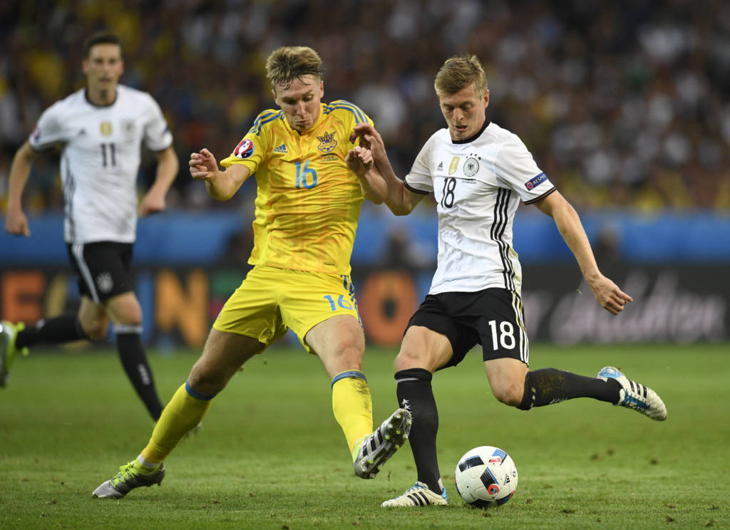 O meia Toni Kroos disputa a bola com Serhiy Sydorchuk, da Ucrânia (Foto: Martin Bureau/AFP)