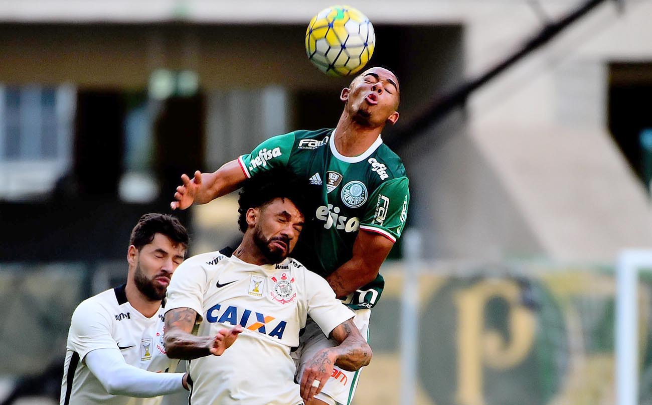 O volante Cristian levou o terceiro cartão amarelo e é desfalque certo para o embate (Foto: Sergio Barzaghi/Gazeta Press)