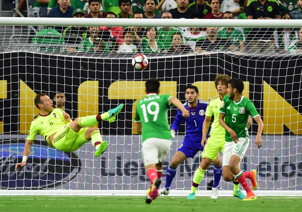 Venezuela's Jose Velazquez (L) scores against Mexico during their Copa America Centenario football tournament match in Houston, Texas, United States, on June 13, 2016. / AFP PHOTO / ALFREDO ESTRELLA