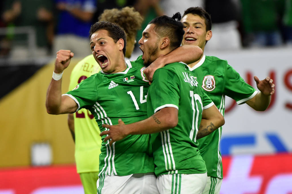 Mexico's Jesus Manuel Corona (C) celebrates with teammate Javier 'Chicharito' Hernandez (L) after scoring against Venezuela during their Copa America Centenario football tournament match in Houston, Texas, United States, on June 13, 2016. / AFP PHOTO / Nelson ALMEIDA