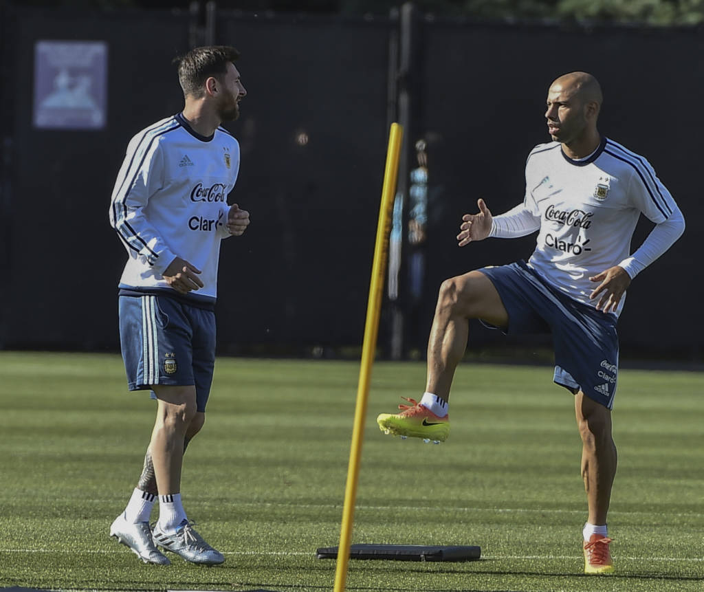 Leo Messi (esquerda) treina ao lado de Mascherano (direita) (Foto: OMAR TORRES/AFP)