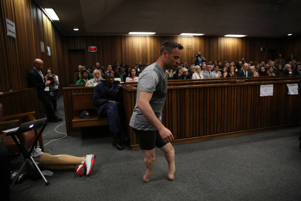 Pistorius caminhou sem as próteses nesta quarta-feira durante seu julgamento (Foto: SIPHIWE SIBEKO/AFP)