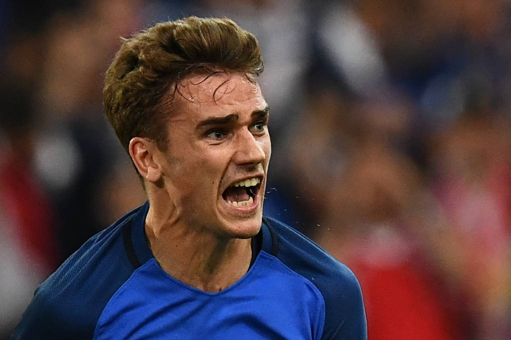 Griezmann saiu do banco e deu a vitória à França (Foto: FRANCK FIFE/AFP)