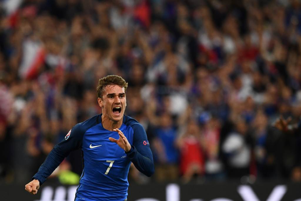 Griezmann saiu do banco para anotar o primeiro gol da França (Foto: FRANCK FIFE/AFP)