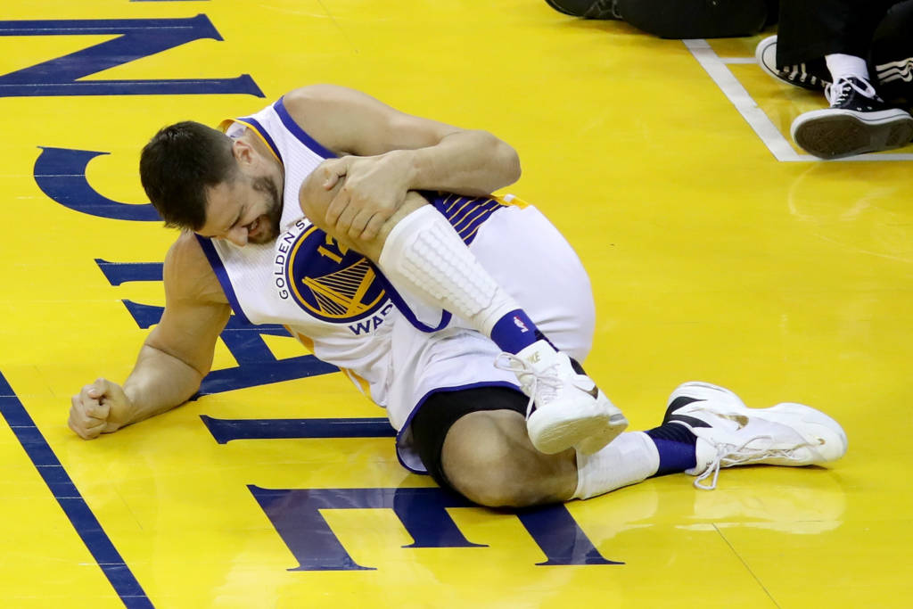 Bogut não atuará mais na temporada 2015/2016 (Foto: Bruce Bennett/AFP)