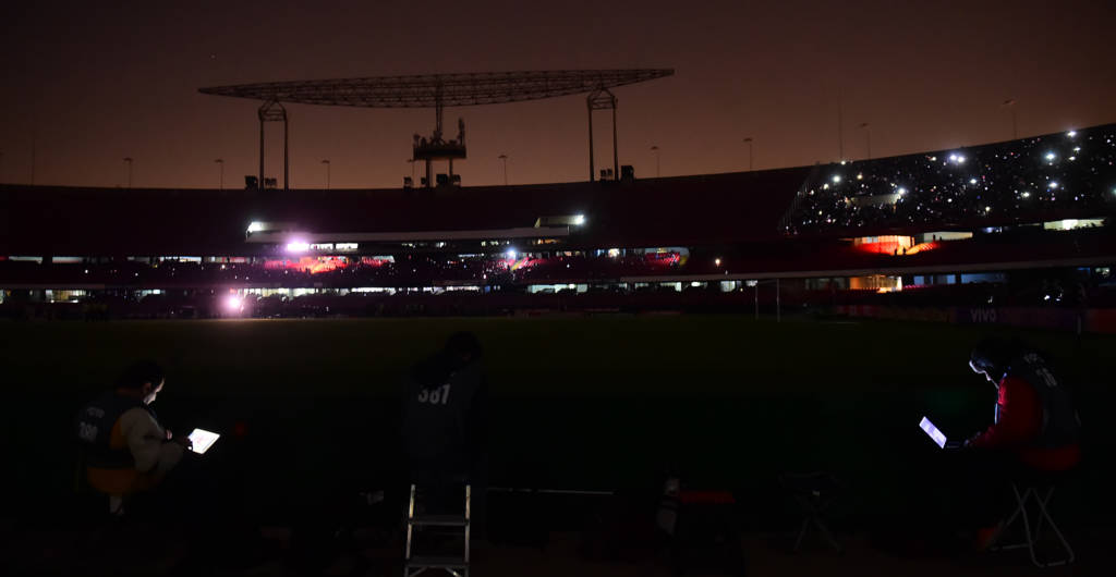 Durante o primeiro tempo da partida entre São Paulo e Vitória, as luzes do Morumbi se apagaram (Foto: Sergio Barzagli/Gazeta Press)