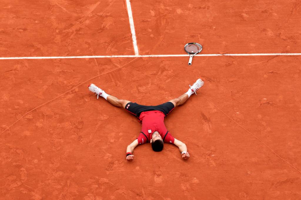 Djokovic desenhou um coração na quadra após conquistar Roland Garros pela primeira vez (Foto: Thomas Samson/AFP)