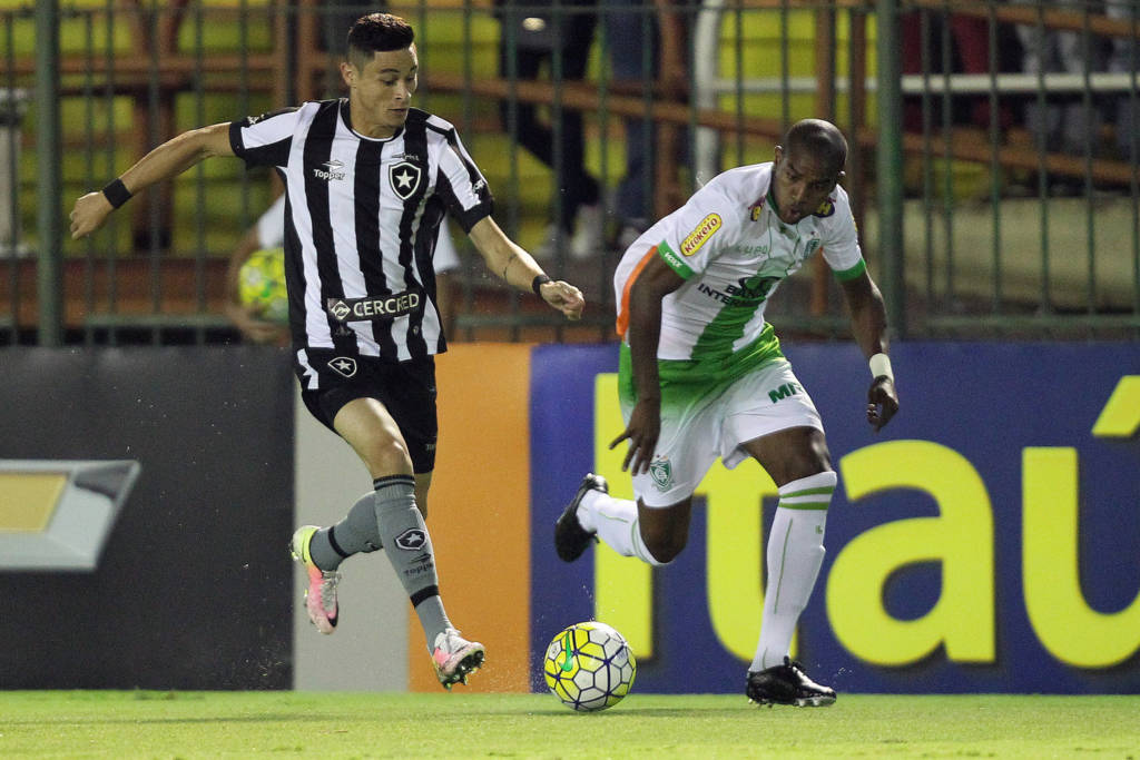 O lateral-esquerdo Diogo Barbosa, na partida desta quarta-feira contra o América-MG, a qual o Botafogo venceu por 3 a 1 (Foto: Vítor Silva/SSPress/Botafogo)