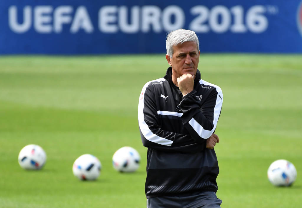 Switzerland's coach Vladimir Petkovic attends a training session at the team's training ground in Montpellier, southern France, on June 16, 2016, during the Euro 2016 football tournament. / AFP PHOTO / PASCAL GUYOT