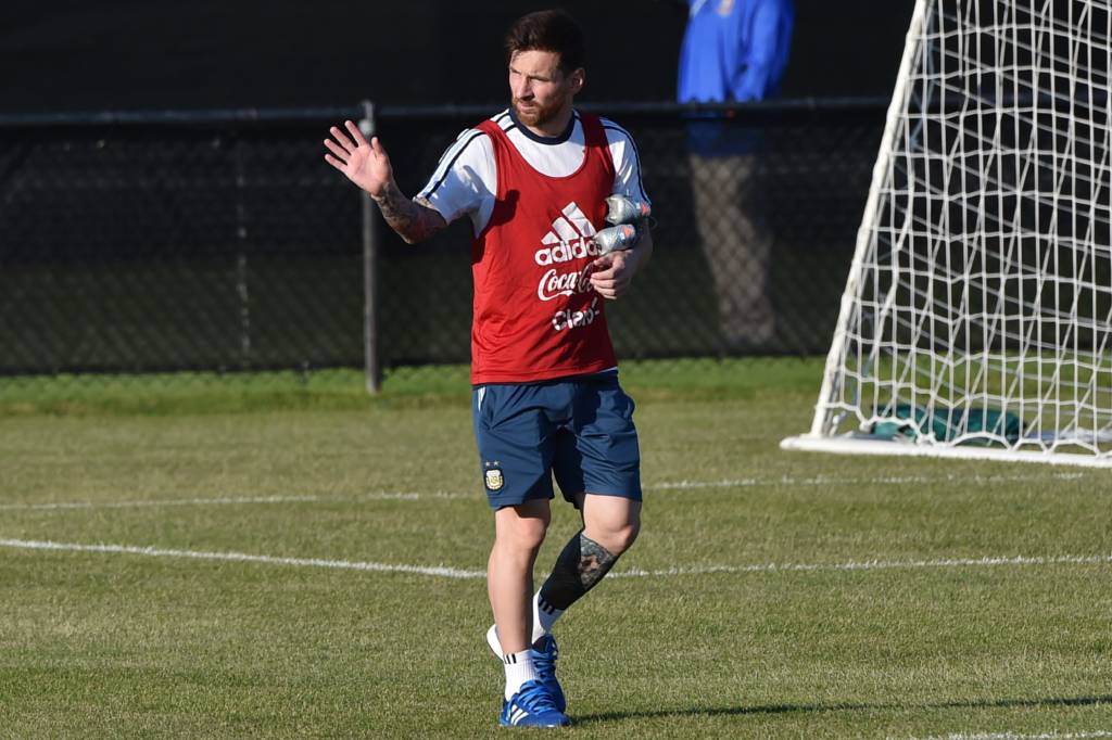 Nos treinos do meio da semana, Leo Messi foi testado entre os titulares (Foto: NELSON ALMEIDA/AFP)