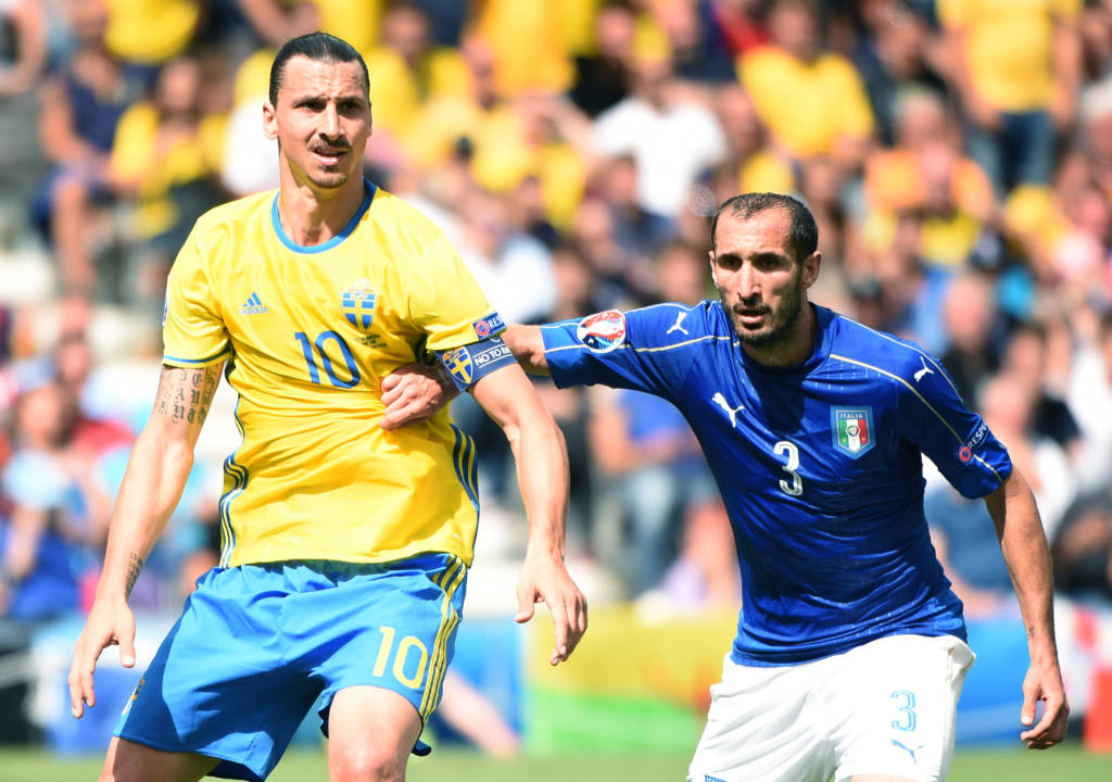 O astro sueco Ibrahimovic e o italiano Chiellini, em partida morna nesta sexta-feira, pelo Grupo E da Eurocopa (Foto: Rémy Gabalda/AFP)