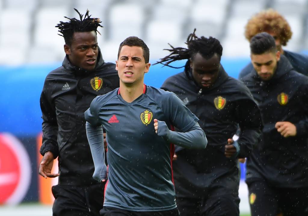 Hazard e companhia vão em busca de vitória após derrota para a Itália (Foto: EMMANUEL DUNAND/AFP)