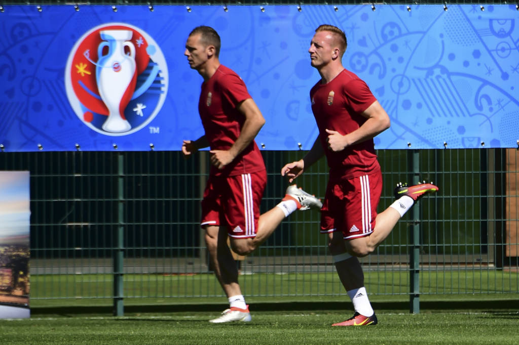 Gergo Lovrencsics e Laszlo Kleinheisler devem ser titulares no time da Hungria (Foto: ATTILA KISBENEDEK/AFP)