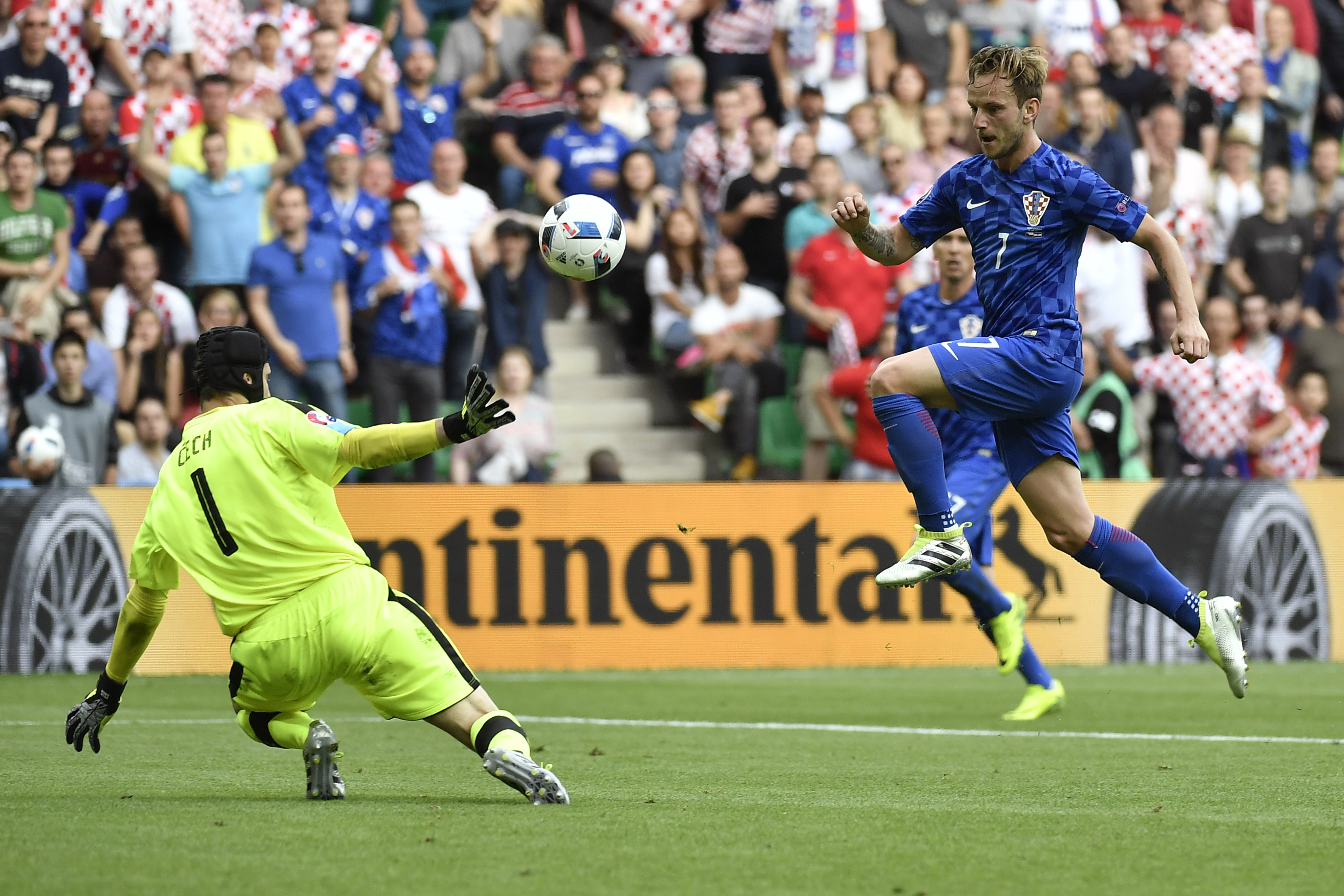 O meia do Barcelona Rakitic foi o autor do segundo gol da Croácia (Foto: Jeff Pachoud/AFP)