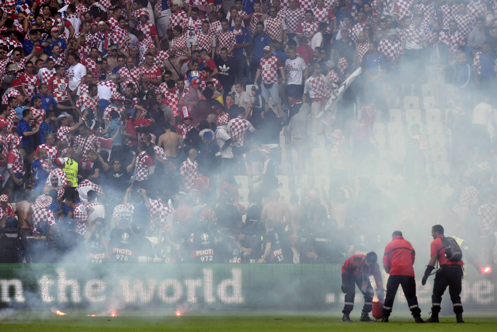 Torcedores da Croácia causaram confusão com sinalizadores (Foto: AFP)