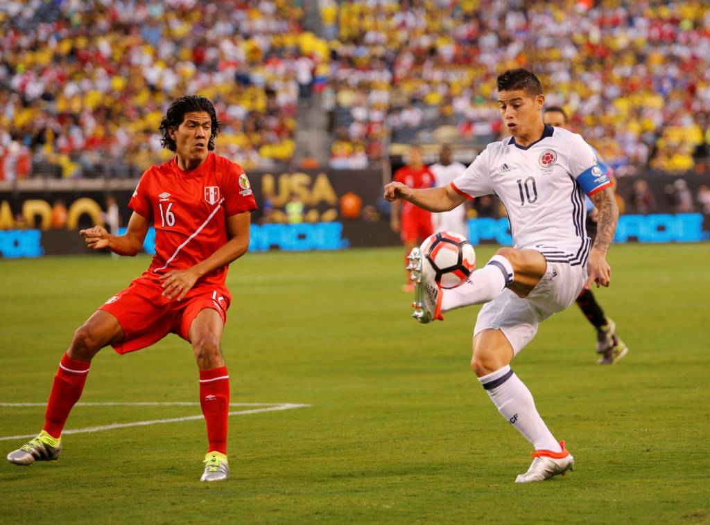 Colombia's James Rodriguez(R)controls the ball marked by Peru's Oscar Vilchez during their Copa America Centenario quarterfinal football match in East Rutherford, New Jersey, United States, on June 17, 2016. / AFP PHOTO / Eduardo Munoz Alvarez