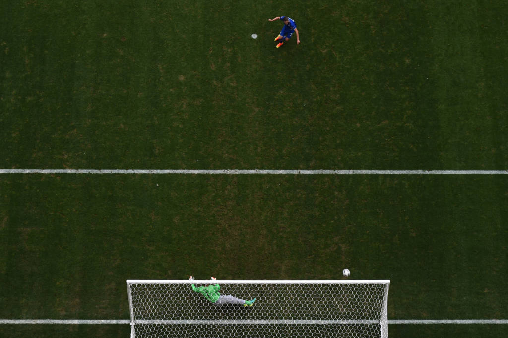 Com a sua calça de moleton, o veterano Kiraly não evitou o gol de Gylfi Sigurdsson (foto: Attila Kisbenedek/AFP)