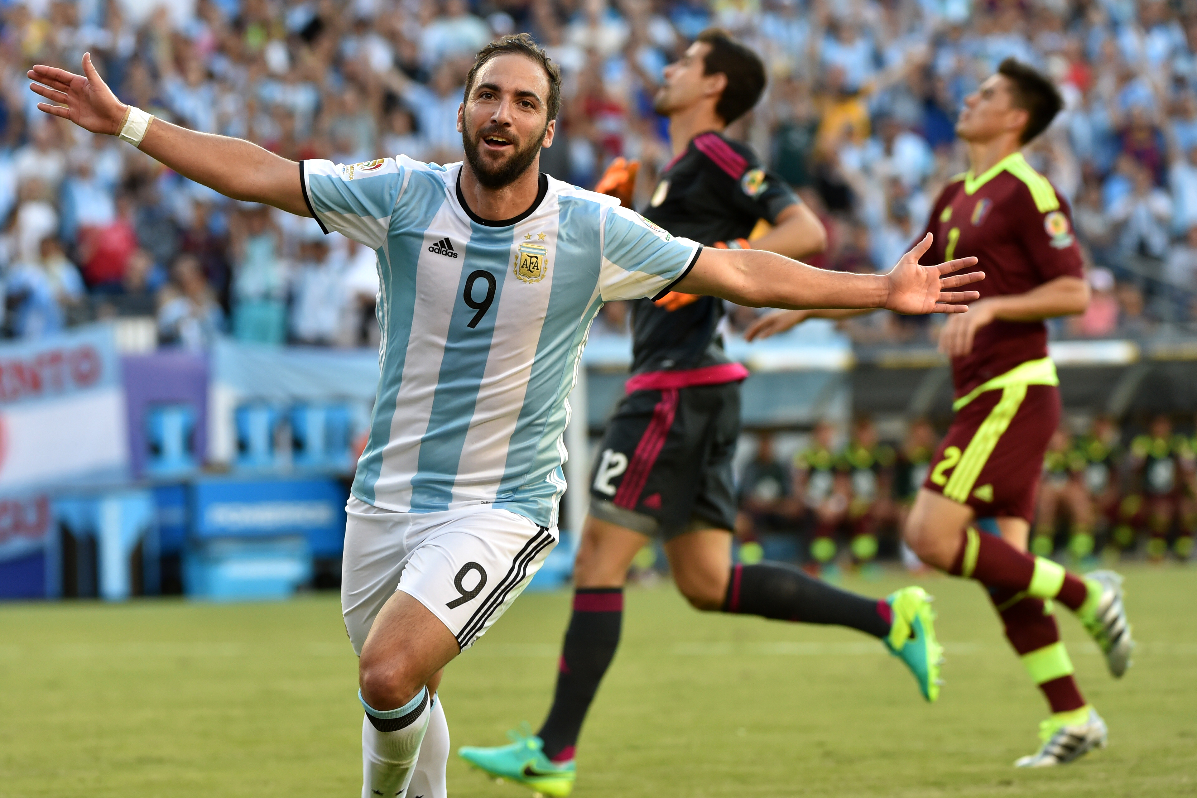 Higuaín deixou sua marca duas vezes na goleada (Foto: AFP/Nelson Almeida)