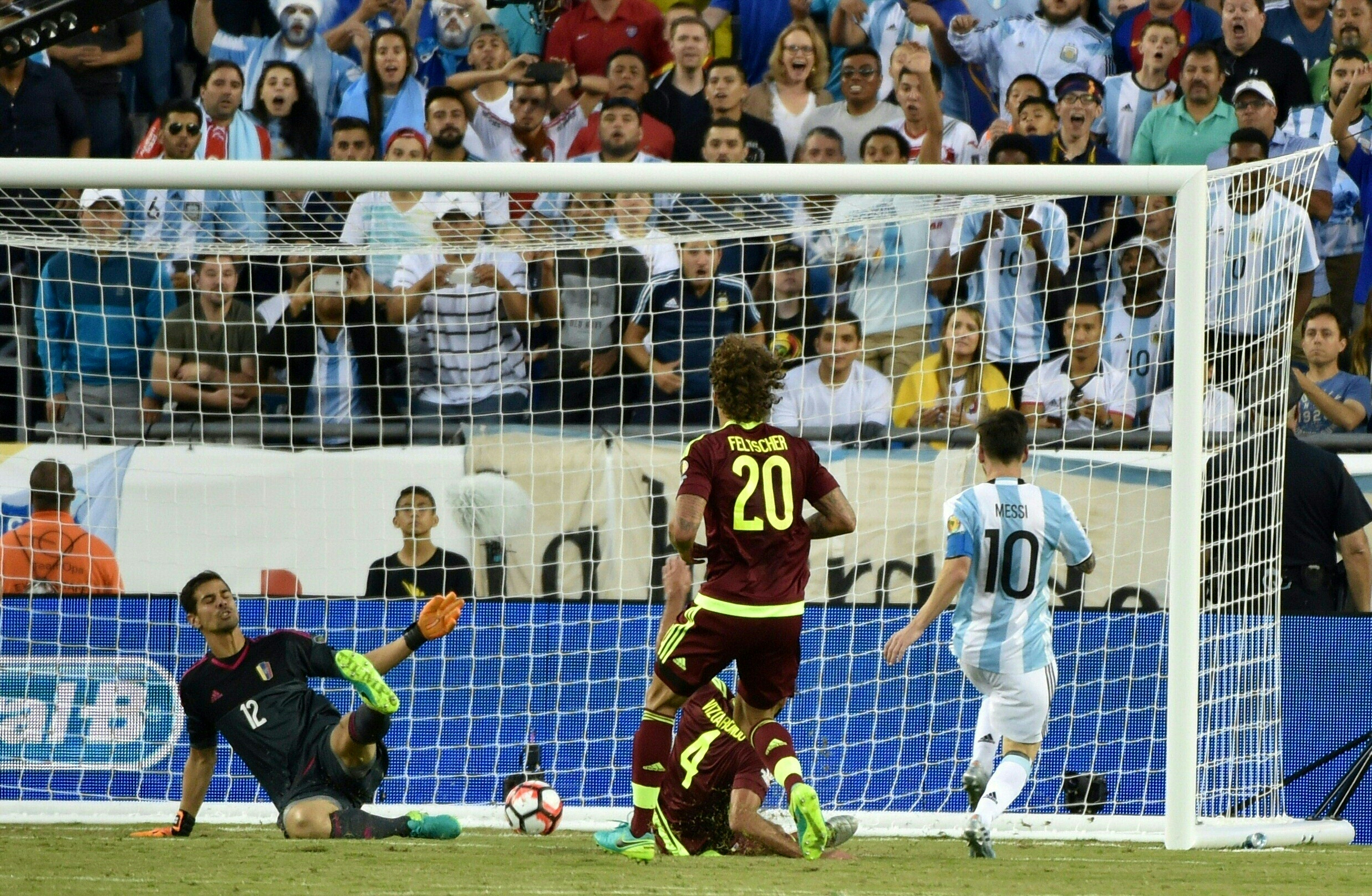 Messi foi novamente o destaque e Argentina atropelou a Venezuela para chegar as semis (Foto: Nelson Almeida/AFP)