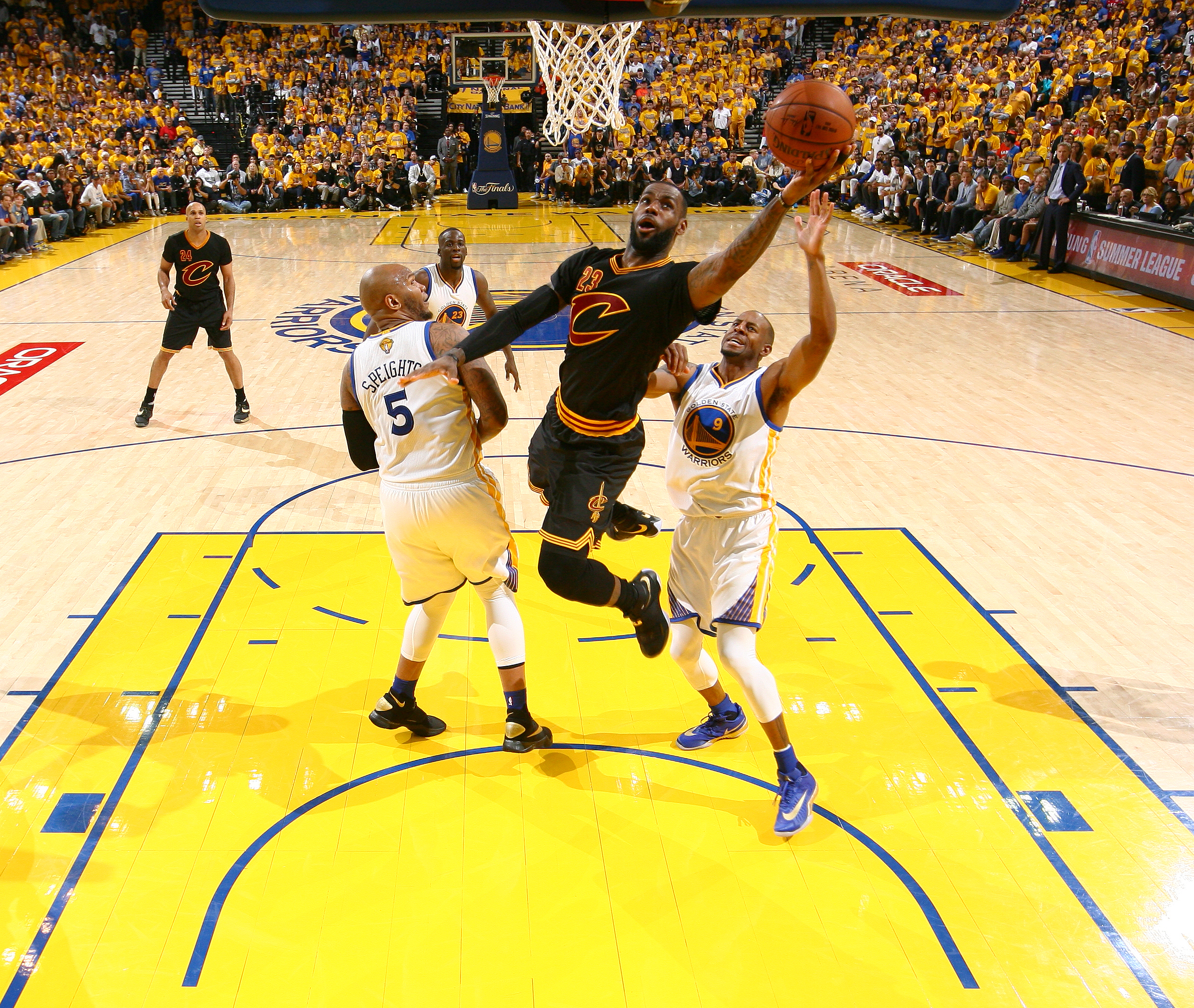 LeBron James marcou 27 pontos, pegou 11 rebotes e deu 11 assistências no jogo 7 das finais da NBA (Foto: Nathaniel S. Butler/NBAE via Getty Images/AFP)