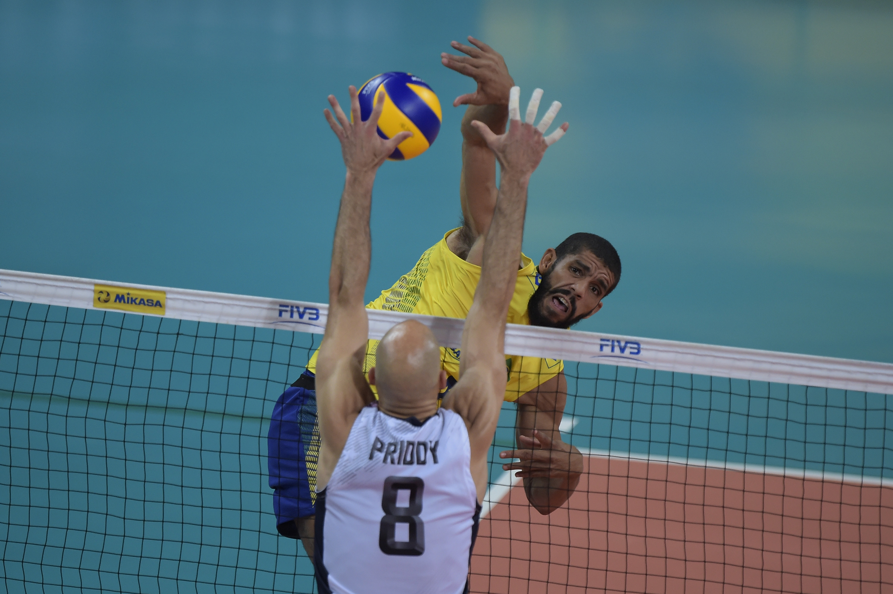 O Brasileiro Wallace, aos lado do norte-americano Anderson, foi o maior pontuador do jogo, com 18 pontos (Foto: Divulgação/FIVB)