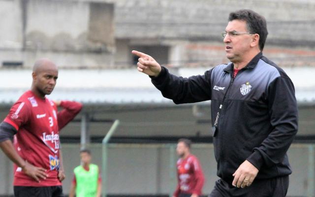 Estevam pede reação de sua equipe (Foto: Divulgação Tupi)