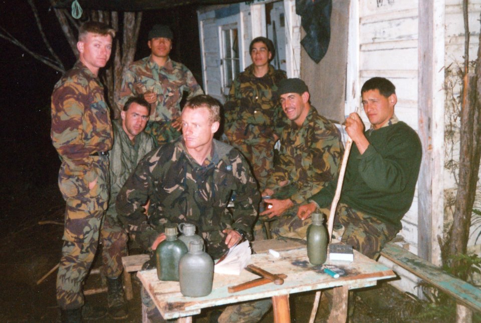 Neill, primeiro à esquerda, serviu 25 anos no Exército a Nova Zelândia (Foto: Acervo Pessoal)