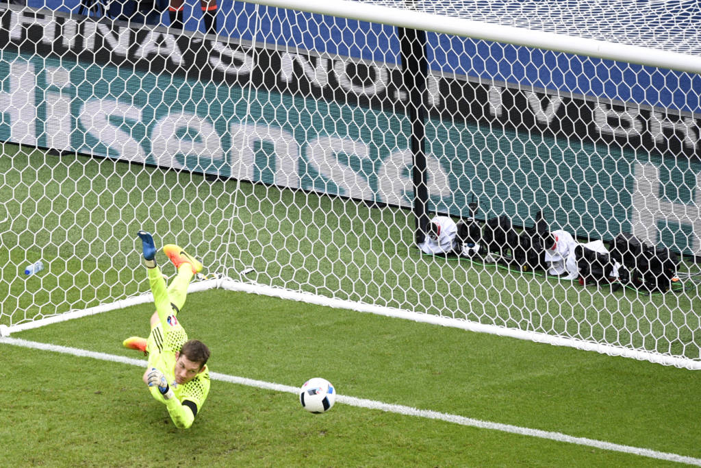 McGovern livrou a Irlanda do Norte de sofrer uma goleada (Foto: Martin Bureau/AFP)
