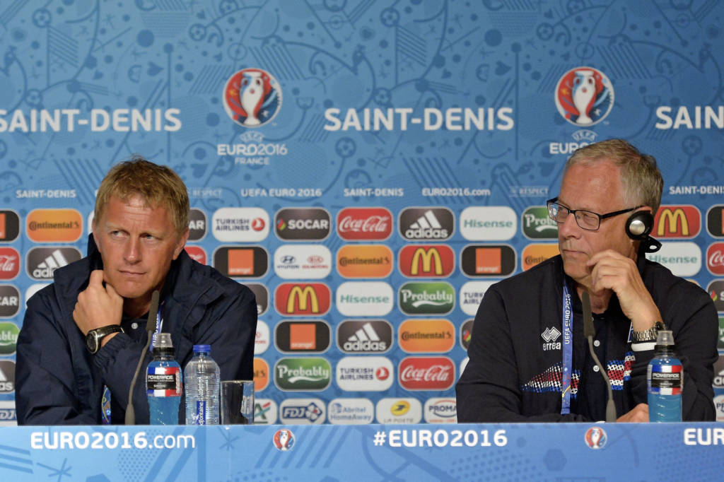 A dupla de técnicos da Islândia vem fazendo bom trabalho (Foto: AFP Photo/UEFA)