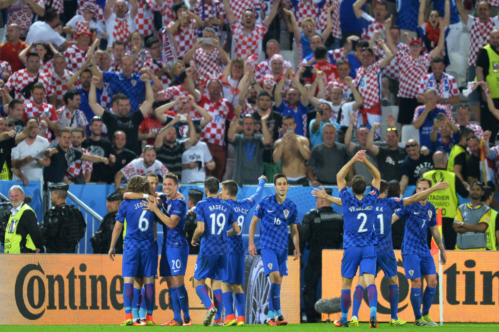 Com gols aos 41 do segundo tempo, a Croácia garantiu o primeiro lugar do grupo D (Foto: Nicolas Tucat/AFP)