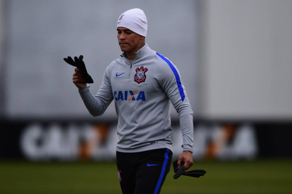Giovanni trabalhou com bola e até treinou faltas na movimentação desta quarta-feira (Foto: Djalma Vassão/Gazeta Press)
