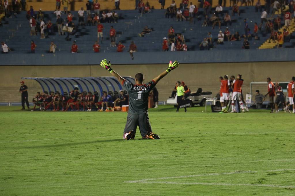 O goleiro Juliano fez importantes defesa no duelo diante do Paraná e pegou até pênalti (Foto: Douglas Monteiro)