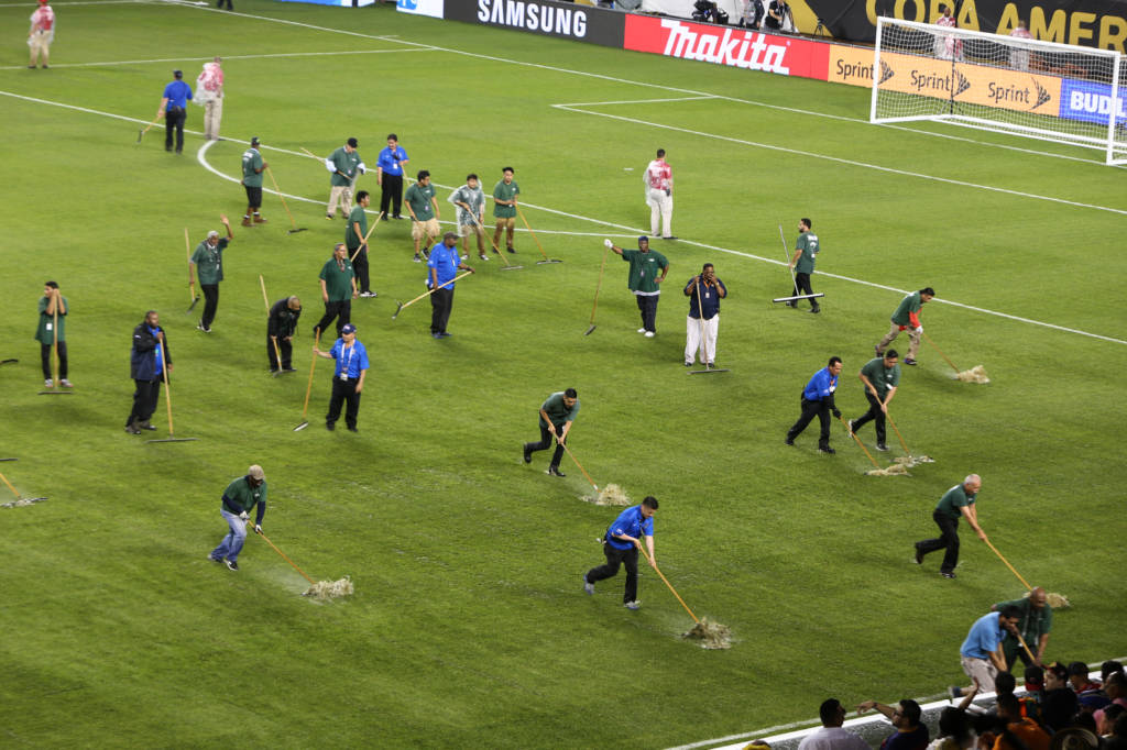 A organização da Copa América precisou secar o gramado para dar continuidade ao jogo (foto: Tasos Katopodis/AFP)