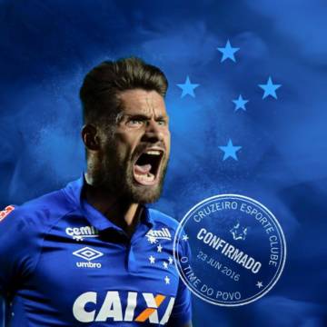 Atacante de 31 anos assinou por três anos com o clube celeste (Cruzeiro/Divulgação)