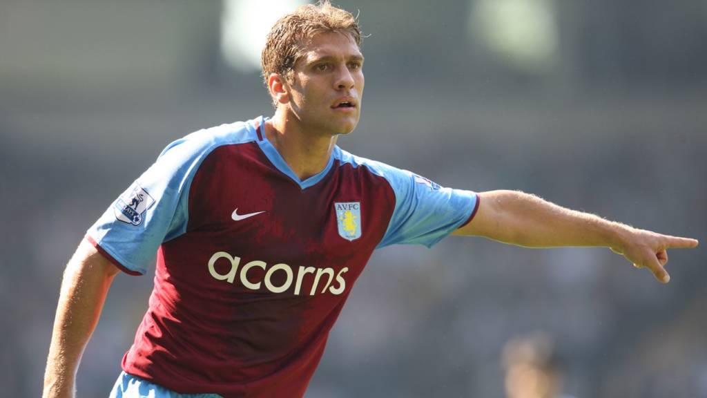 Durante período afastado o jogador também atuou em uma liga para atletas com mais de 35 anos (Foto: Aston Villa/Divulgação)