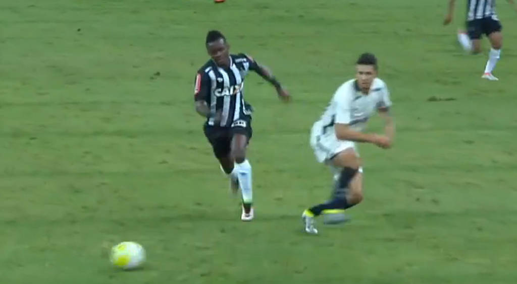 Defensor errou feio e "entregou" o segundo gol para o Atlético-MG (Foto: Reprodução de TV)