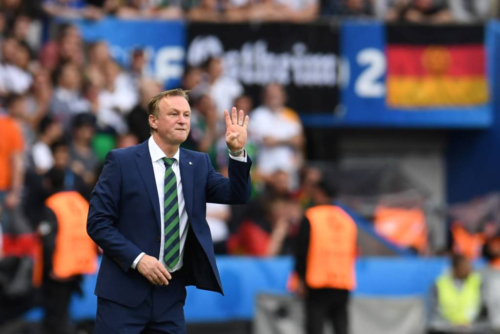 Michael O'Neill admite que jogará de forma conservadora (Foto: Patrik Stollarz/AFP) 