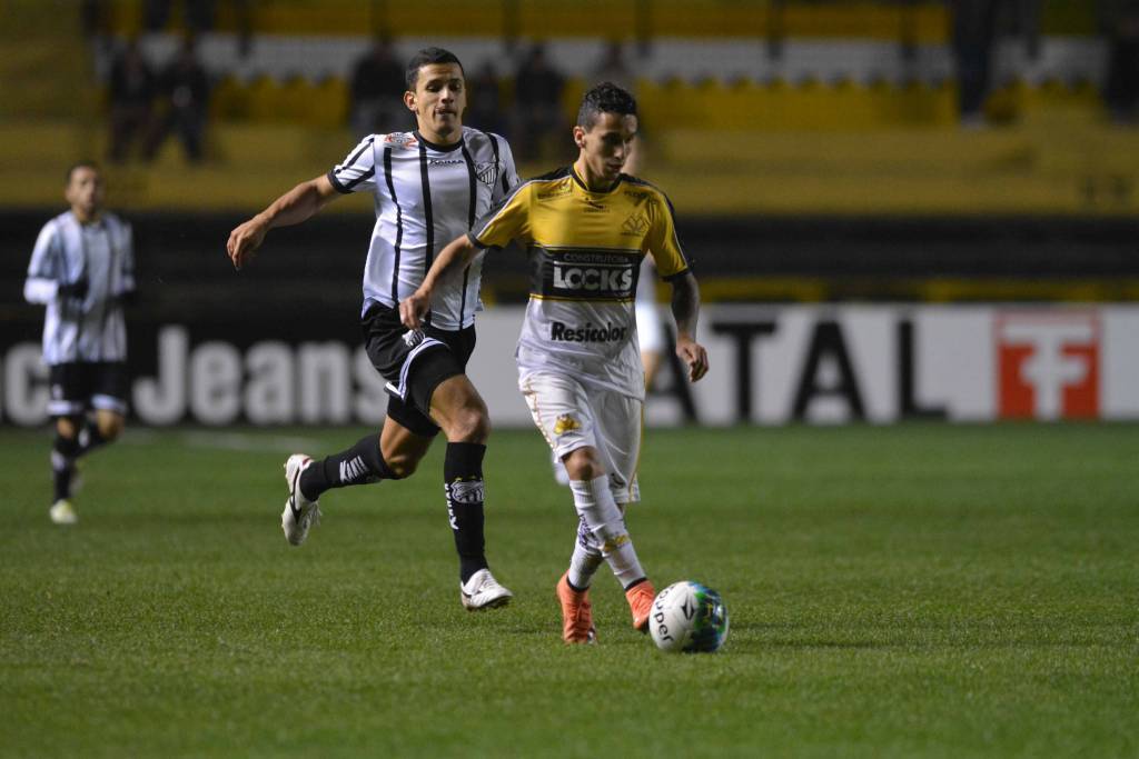 O empate não foi um bom resultado para Criciúma e Bragantino, que brigam em lados opostos da tabela (Foto: Caio Marcelo/Criciúma E.C.)