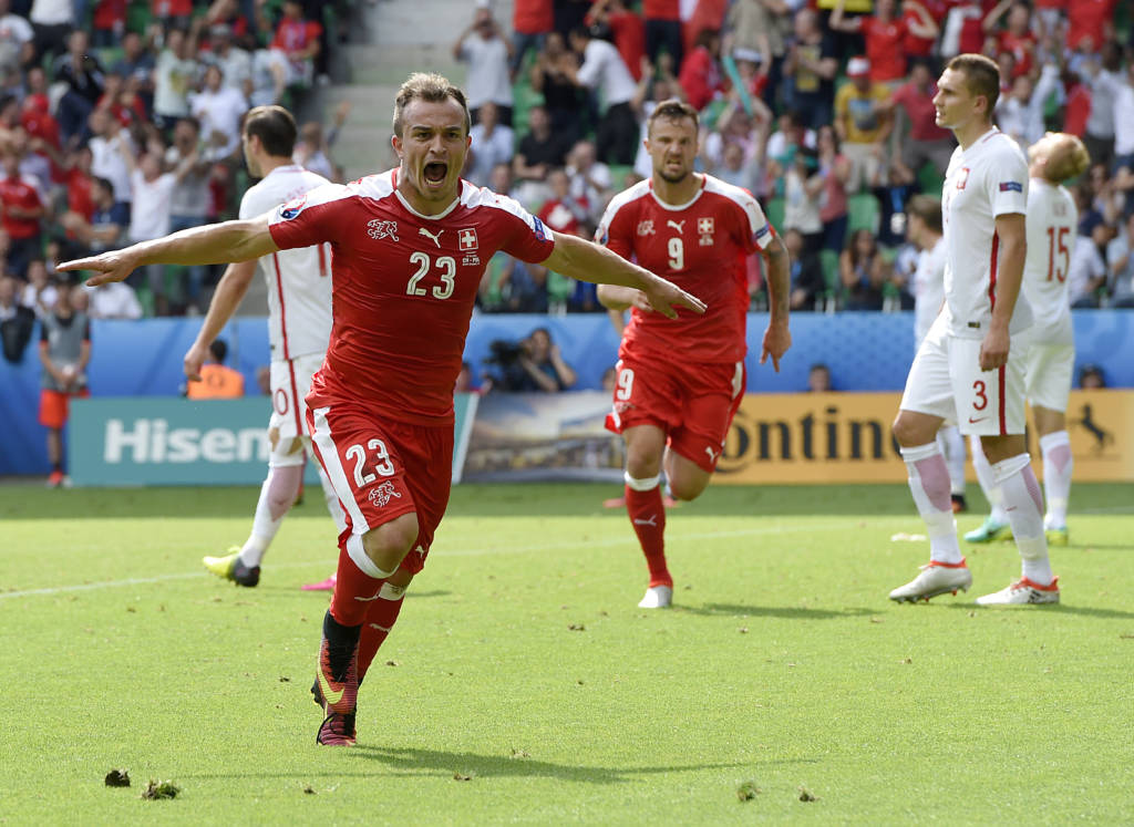 Shaqiri protagonizou um lance de rara felicidade e fez um belo gol de voleio (Foto: Philippe Desmazes/AFP)