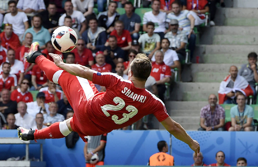 Shaqiri marcou um golaço na eliminação da Suíça para a Polônia (Foto: PHILIPPE DESMAZES/AFP)
