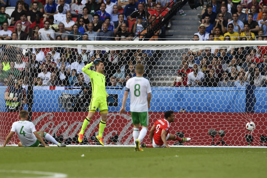 Para a infelicidade da Irlanda do Norte, o zagueiro McAuley acabou marcando gol contra em McGovern (Foto: Miguel Medina/AFP) 