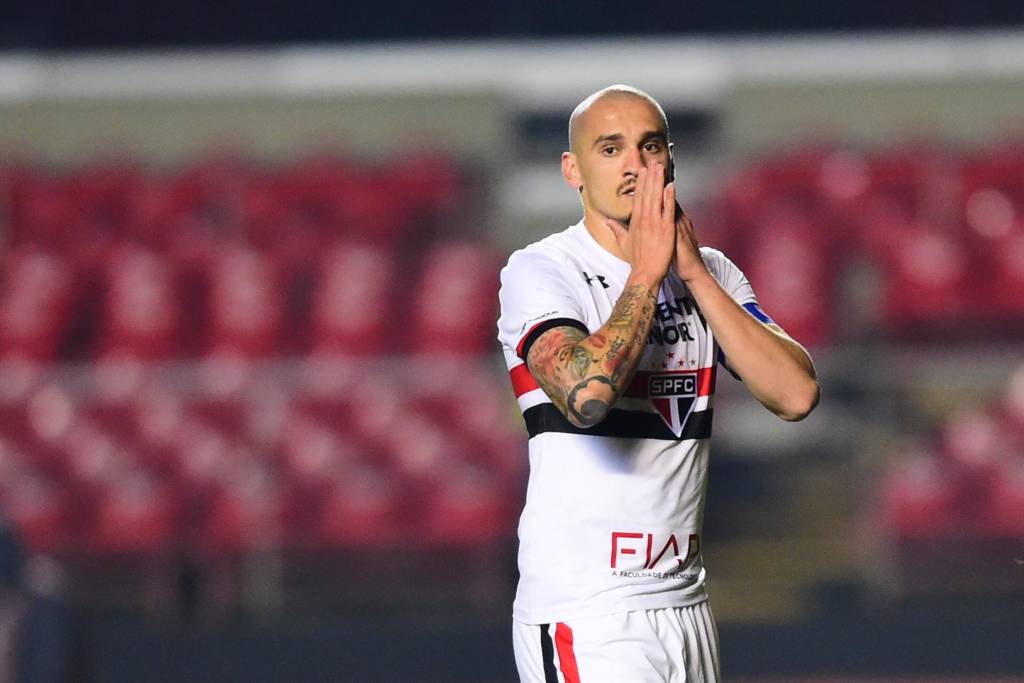 O zagueiro Maicon tem contrato com o São Paulo só até o dia 30 de junho (Foto: Sergio Barzaghi/Gazeta Press)