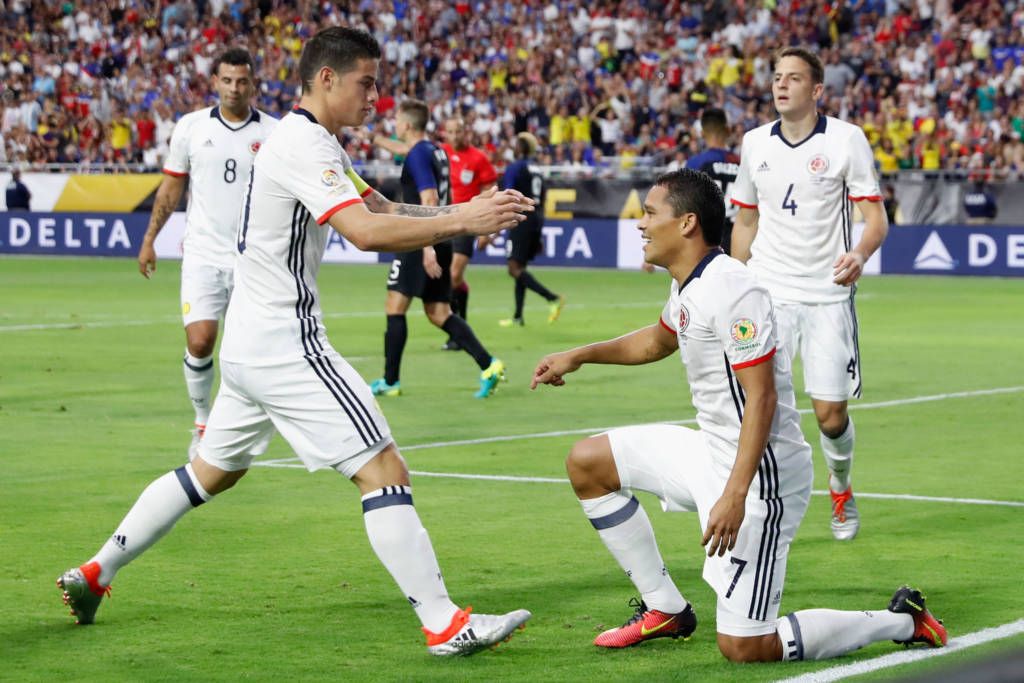 James Rodríguez comemora com Carlos Bacca o gol que deu a vitória da Colômbia sobre os EUA (Foto: Christian Petersen/AFP)