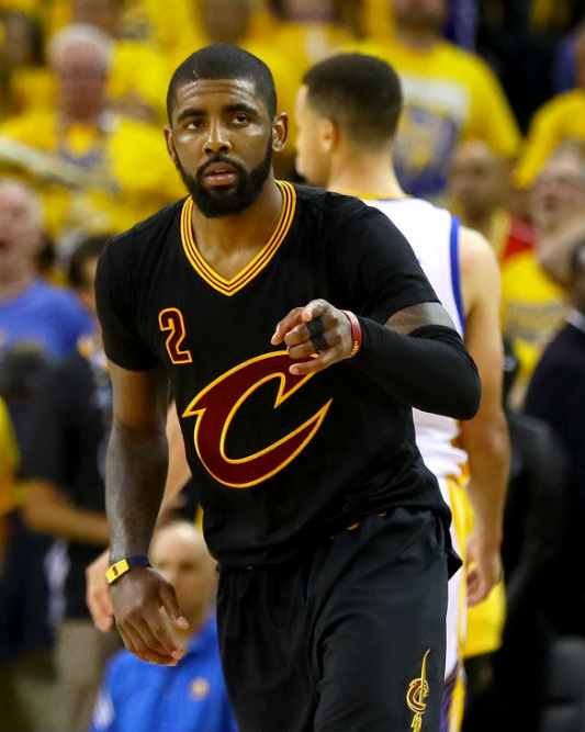 Kyrie Irving foi um dois principais jogadores no título do Cavs (Foto: Ezra Shaw/AFP)