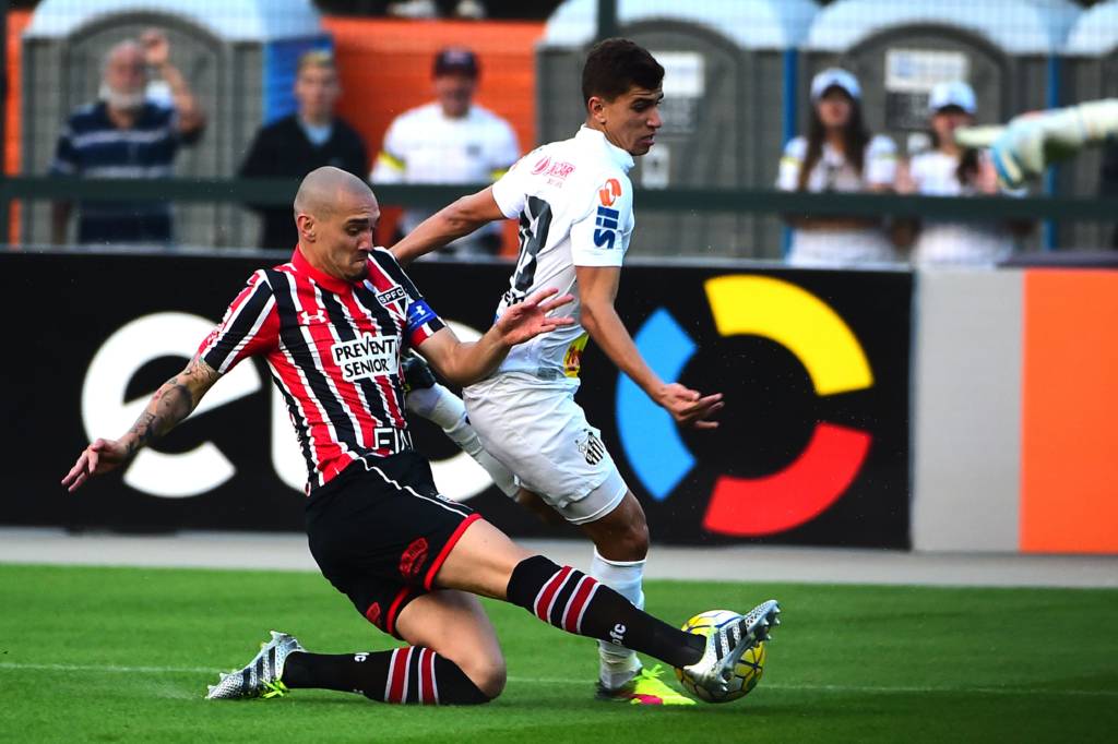 Maicon marca Vitor Bueno de perto no San-São deste domingo (Foto:Sergio Barzaghi/Gazeta Press)
