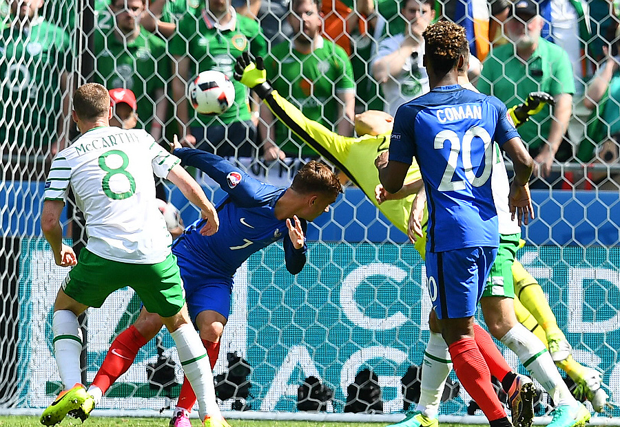 Griezmann acertou uma bela cabeçada para empatar o jogo em Lyon (Foto: Franck Fife/AFP)