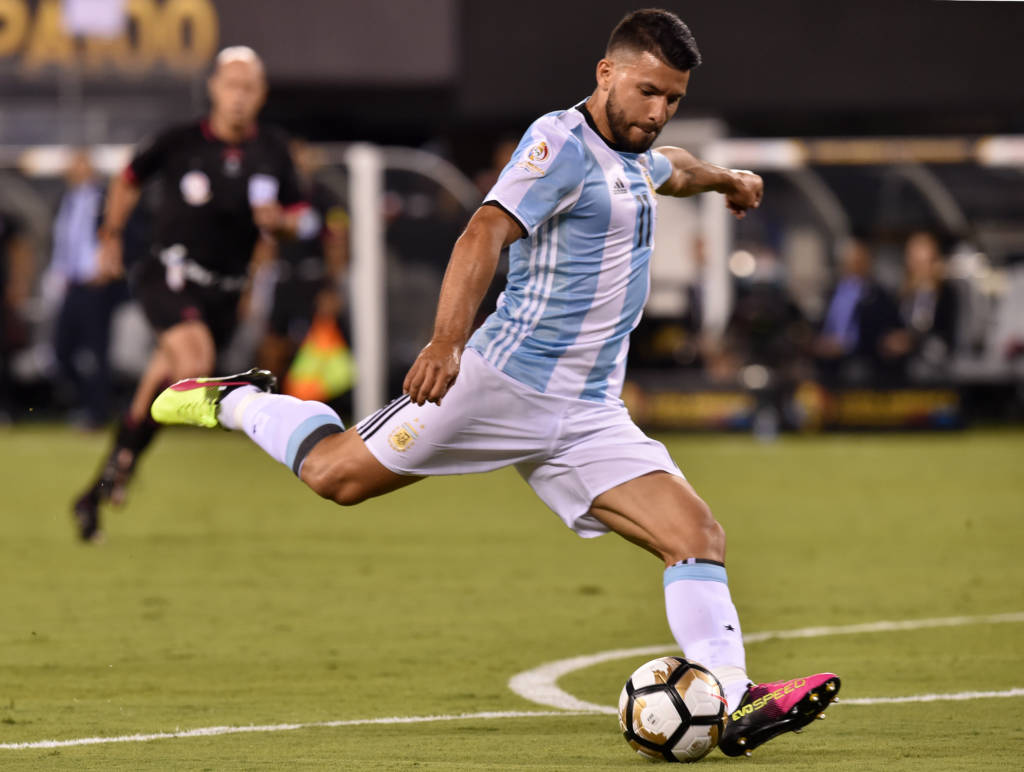 Sergio Agüero, que converteu o terceiro pênalti para a Argentina, disse que também pensa em deixar a seleção (Foto: Nicholas Kamm/AFP)