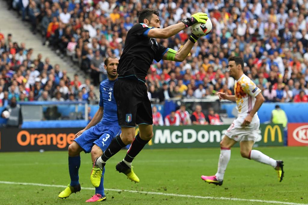 Buffon salvou a Itália durante a pressão espanhola (Foto: Francisco Leong;/AFP) 